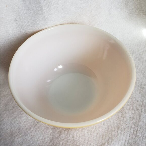Vintage Pyrex Butterfly Gold 402 1.5L Small Mixing Bowl Yellow Retro 70s - Picture 2 of 9
